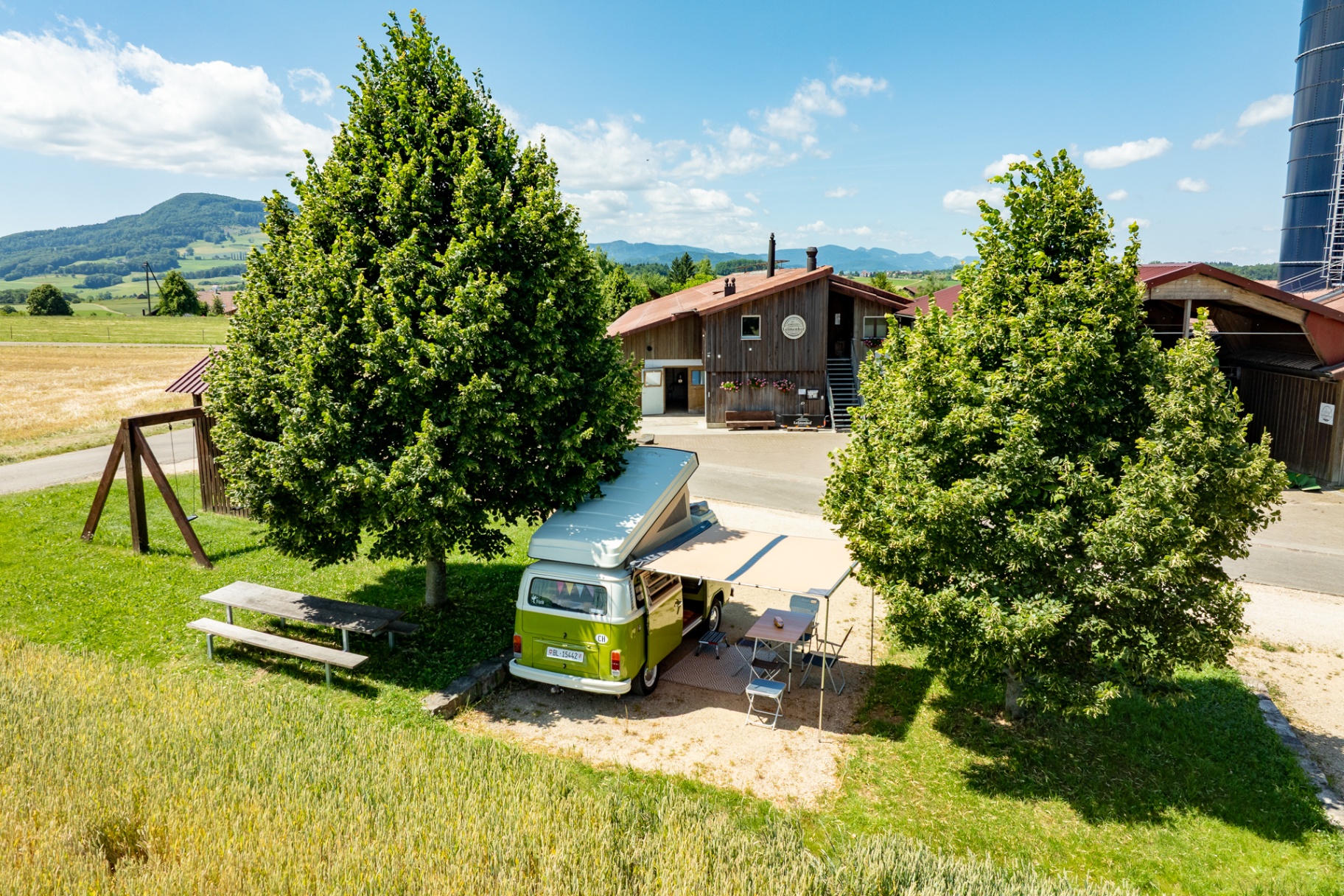 Camping-Stellplatz mit Wohnmobil auf dem Leimenhof in Wenslingen, Baselbiet